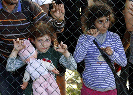 Policías y alambradas impiden entrada de refugiados a Europa